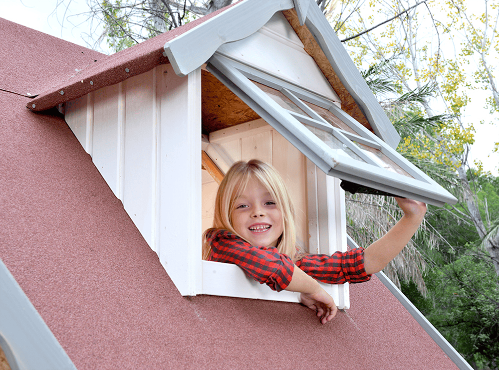 Kinder spielen in einer holzernen Spielhütte im Freien