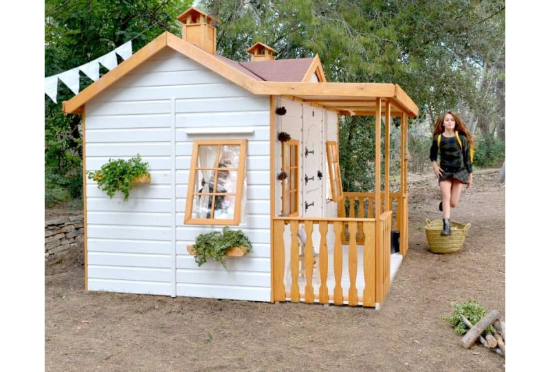 Kinder spielen in einer holzernen Spielhütte im Freien