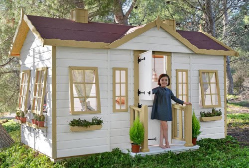 Kinder spielen in einer holzernen Spielhütte im Freien