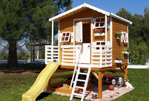 Kinder spielen in einer holzernen Spielhütte im Freien