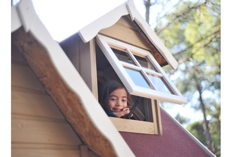 Kinder spielen in einer holzernen Spielhütte im Freien