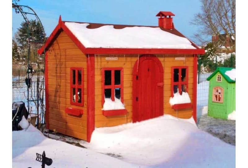 Petits Belges jouant dans une cabane en bois à l'extérieur