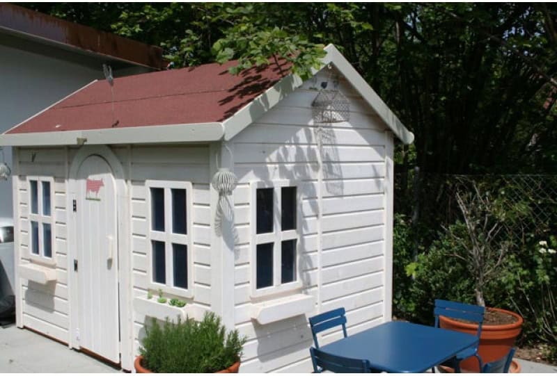 Petits Belges jouant dans une cabane en bois à l'extérieur