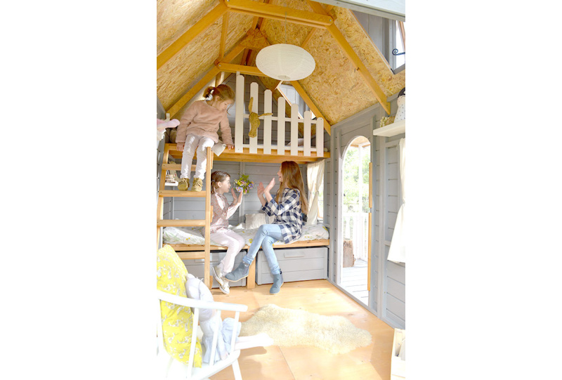 Petits Belges jouant dans une cabane en bois à l'extérieur