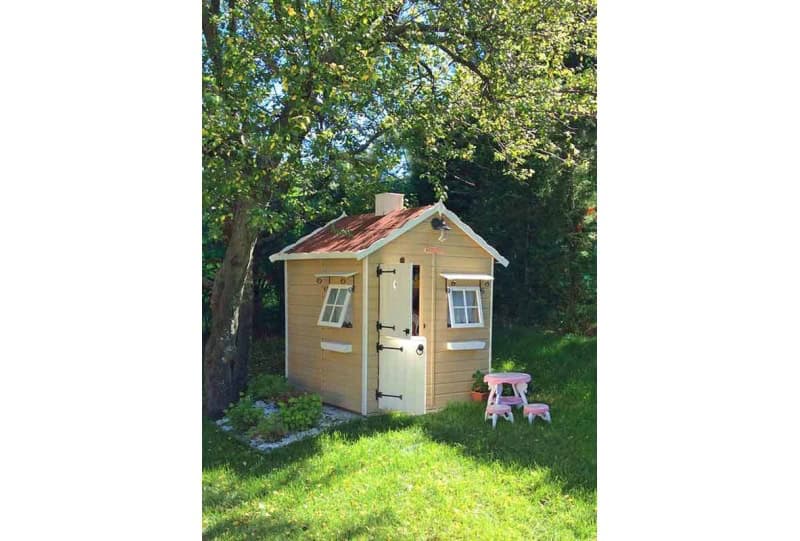 Petits Belges jouant dans une cabane en bois à l'extérieur