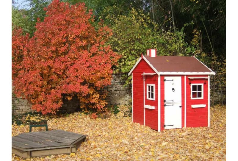 Petits Belges jouant dans une cabane en bois à l'extérieur