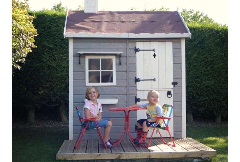 Petits Belges jouant dans une cabane en bois à l'extérieur