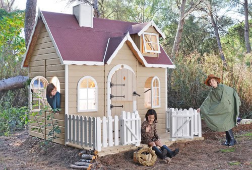 Petits Belges jouant dans une cabane en bois à l'extérieur