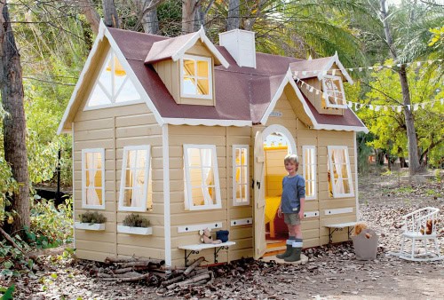 Petits Belges jouant dans une cabane en bois à l'extérieur