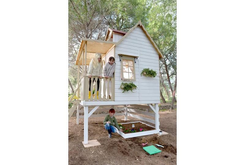 Petits Belges jouant dans une cabane en bois à l'extérieur