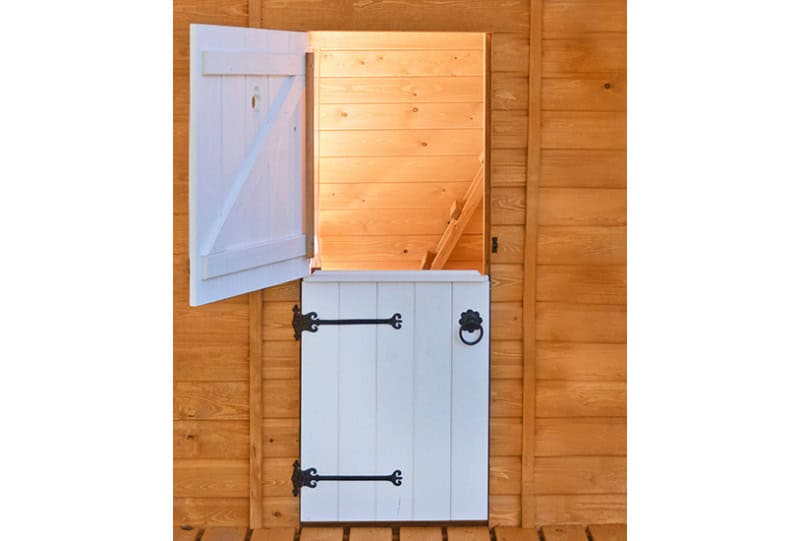 Petits Belges jouant dans une cabane en bois à l'extérieur