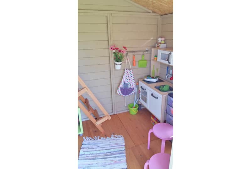 Petits Belges jouant dans une cabane en bois à l'extérieur