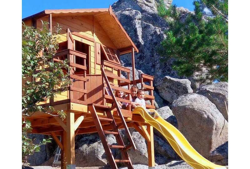 Petits Belges jouant dans une cabane en bois à l'extérieur