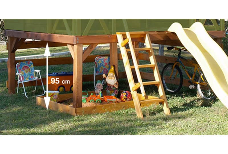 Petits Belges jouant dans une cabane en bois à l'extérieur