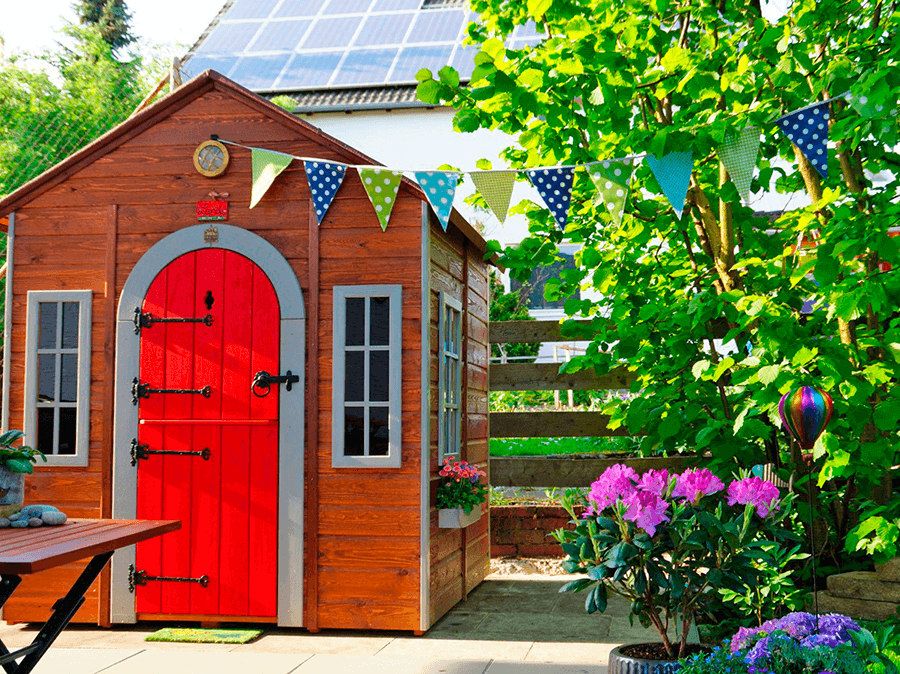 Petits Belges jouant dans une cabane en bois à l'extérieur