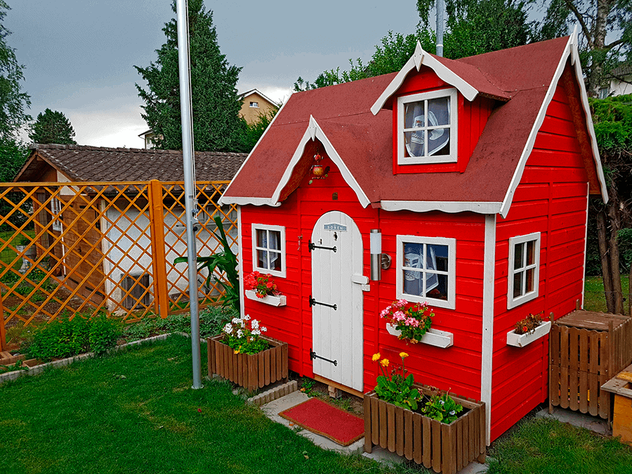 Petits Belges jouant dans une cabane en bois à l'extérieur