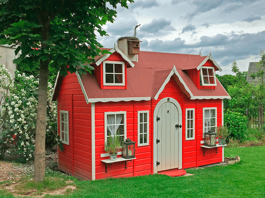 Petits Belges jouant dans une cabane en bois à l'extérieur