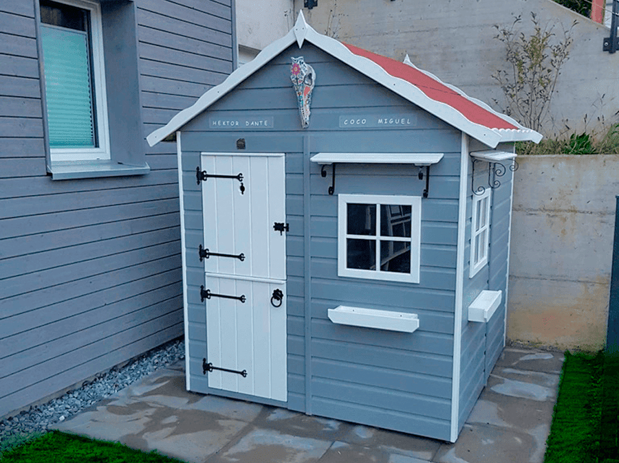 Petits Belges jouant dans une cabane en bois à l'extérieur