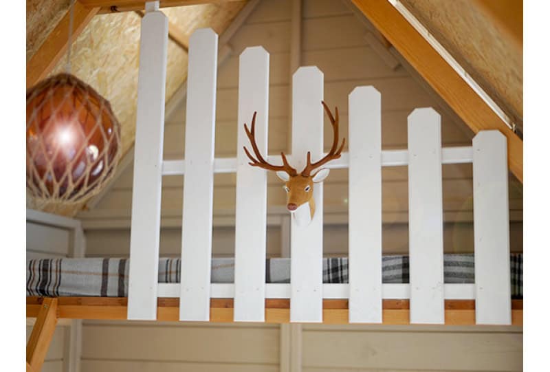 Petits Belges jouant dans une cabane en bois à l'extérieur