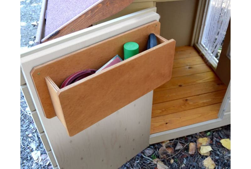 Petits Belges jouant dans une cabane en bois à l'extérieur