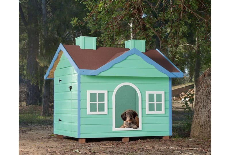 Petits Belges jouant dans une cabane en bois à l'extérieur