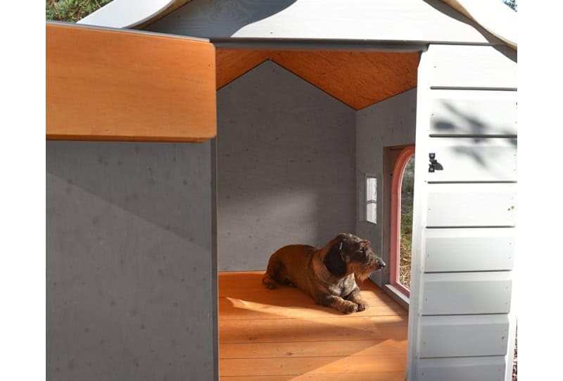 Petits Belges jouant dans une cabane en bois à l'extérieur