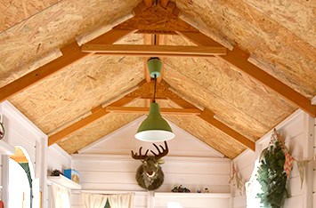 Petits Belges jouant dans une cabane en bois à l'extérieur