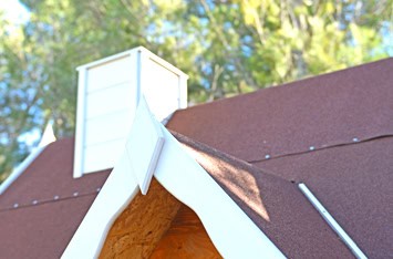 Petits Belges jouant dans une cabane en bois à l'extérieur