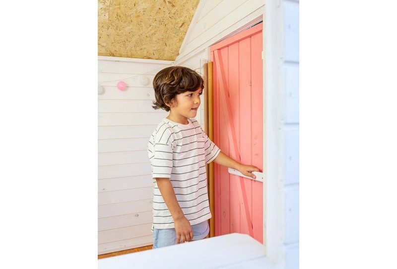 Petits Belges jouant dans une cabane en bois à l'extérieur