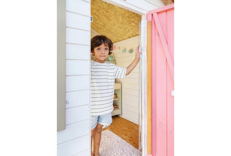 Petits Belges jouant dans une cabane en bois à l'extérieur