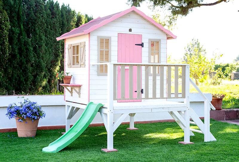 Petits Belges jouant dans une cabane en bois à l'extérieur
