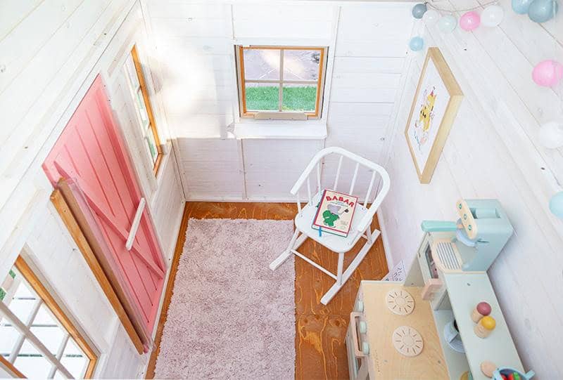 Petits Belges jouant dans une cabane en bois à l'extérieur