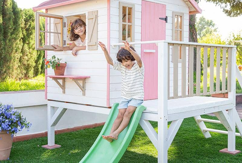 Petits Belges jouant dans une cabane en bois à l'extérieur