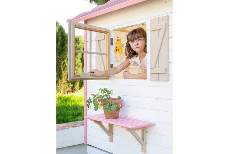 Petits Belges jouant dans une cabane en bois à l'extérieur