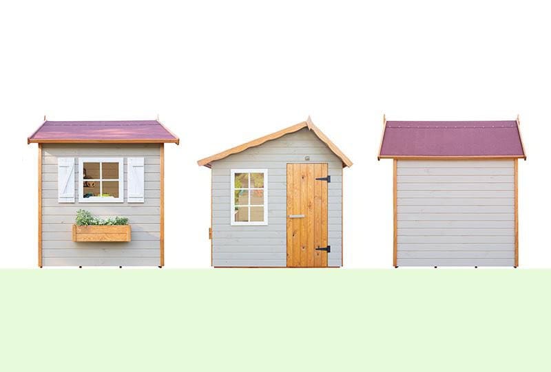 Petits Belges jouant dans une cabane en bois à l'extérieur