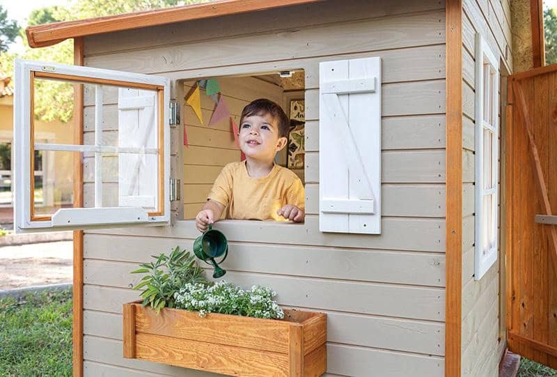Petits Belges jouant dans une cabane en bois à l'extérieur
