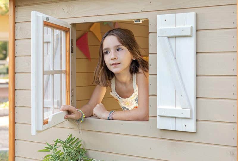 Petits Belges jouant dans une cabane en bois à l'extérieur