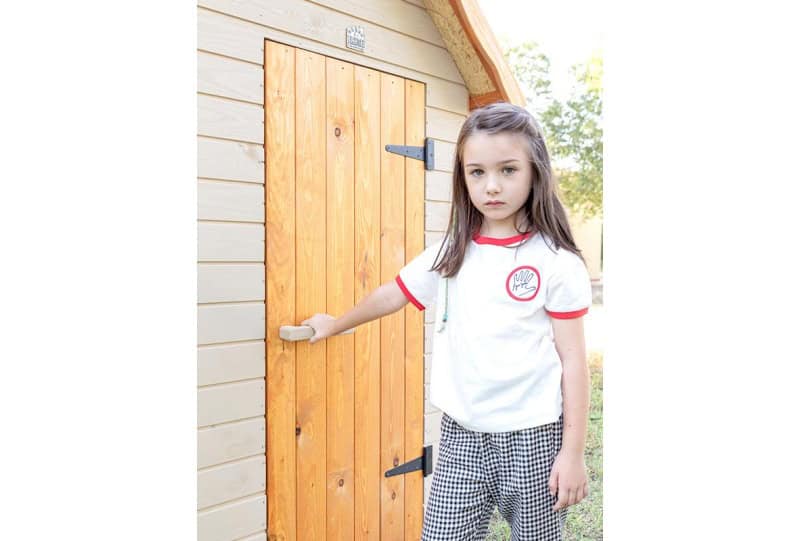 Petits Belges jouant dans une cabane en bois à l'extérieur