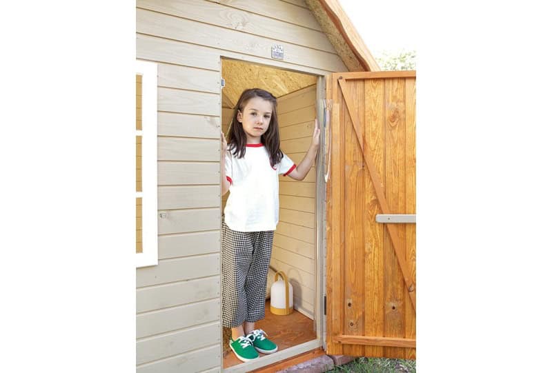 Petits Belges jouant dans une cabane en bois à l'extérieur