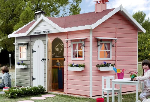 Kinder spielen in einem hölzernen Spielhaus im Freien