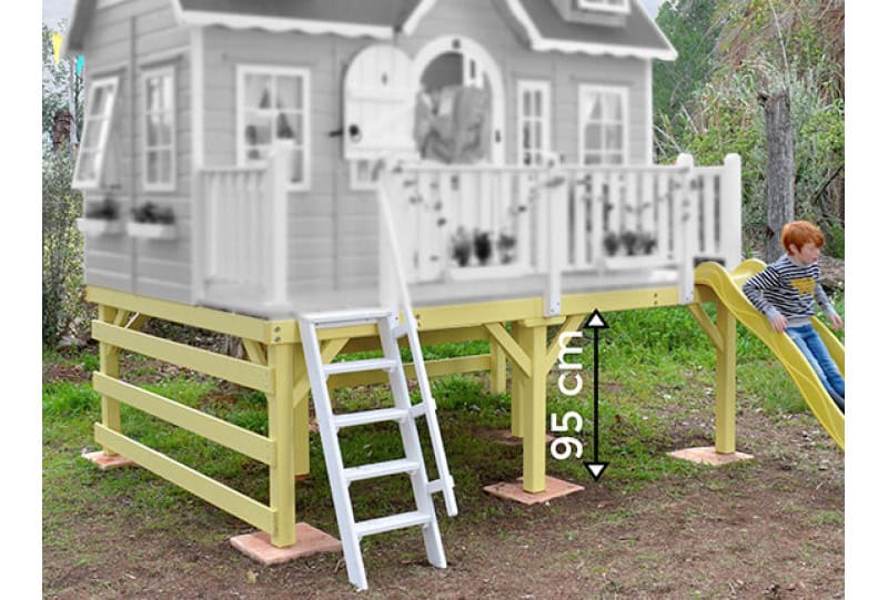 Kinder spielen in einem hölzernen Spielhaus im Freien
