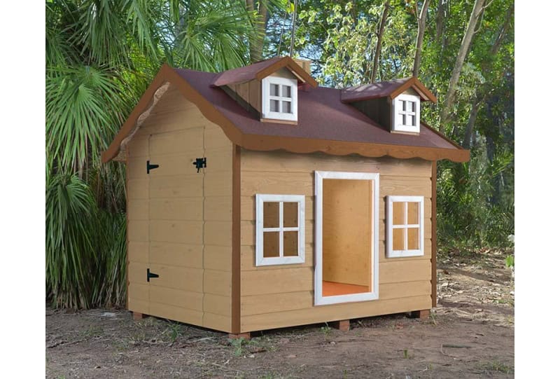 Kinder spielen in einem hölzernen Spielhaus im Freien