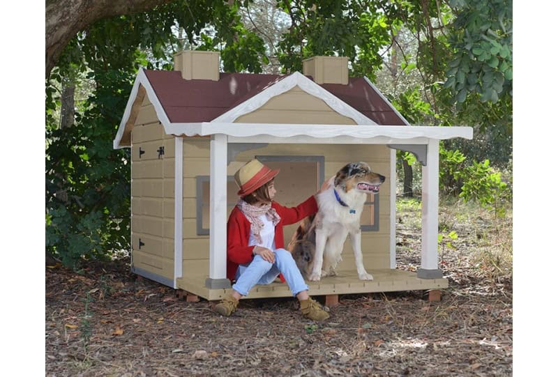 Kinder spielen in einem hölzernen Spielhaus im Freien