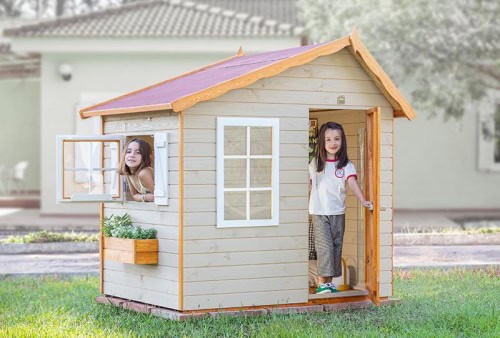 Kinder spielen in einem hölzernen Spielhaus im Freien