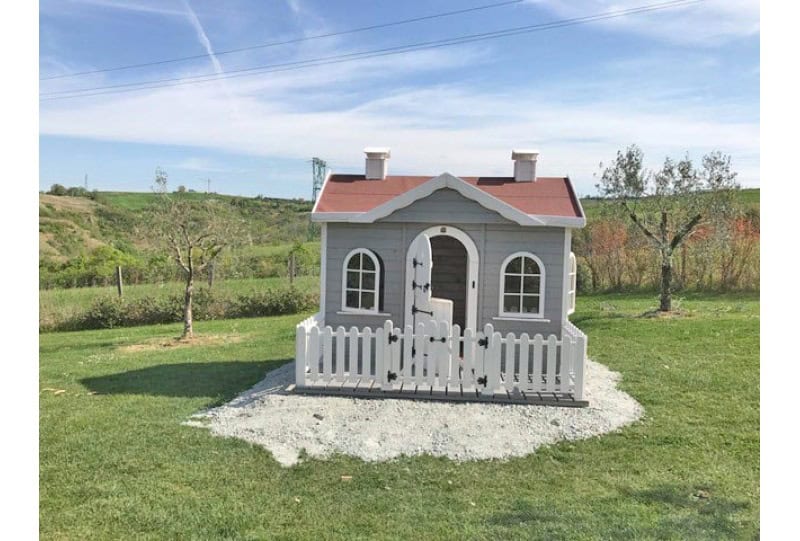Enfants jouant dans une cabane en bois à l'extérieur