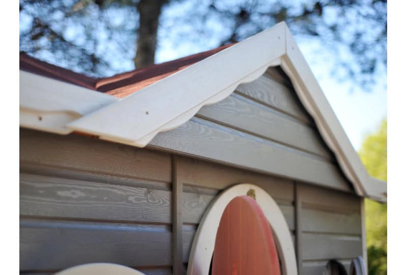Enfants jouant dans une cabane en bois à l'extérieur
