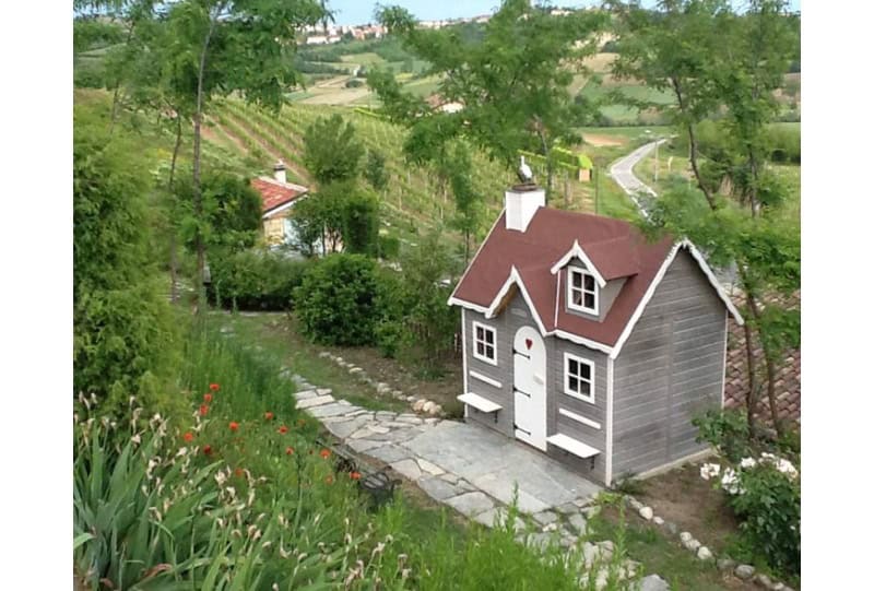 Enfants jouant dans une cabane en bois à l'extérieur