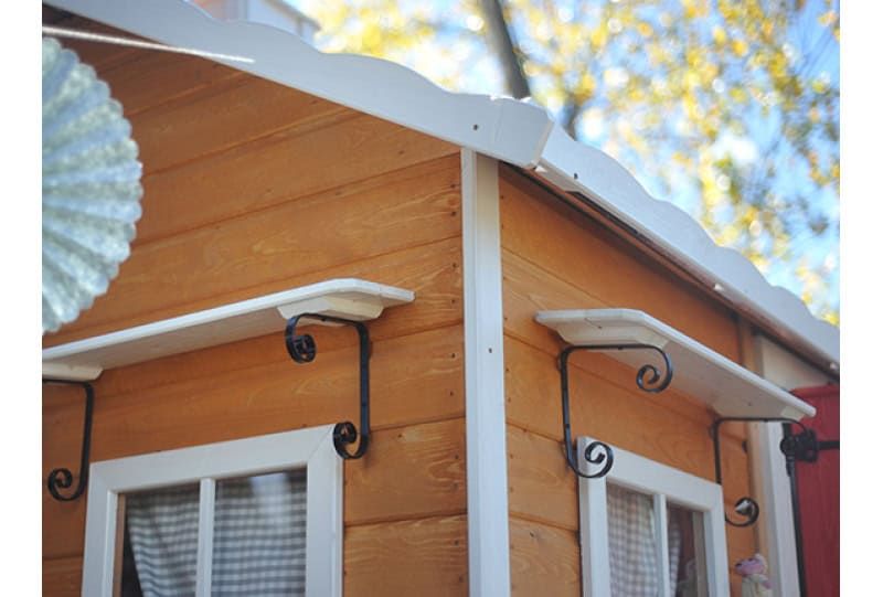 Enfants jouant dans une cabane en bois à l'extérieur