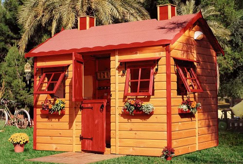 Enfants jouant dans une cabane en bois à l'extérieur