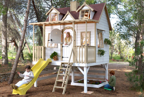 Enfants jouant dans une cabane en bois à l'extérieur